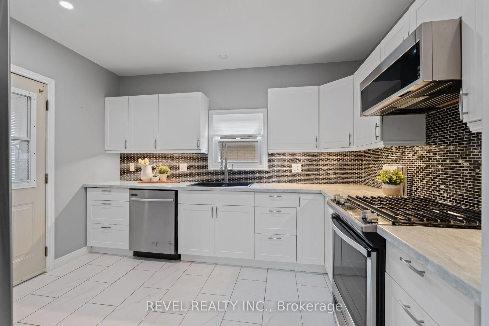 3 1/2 Dundonald Street • St. Catharines, ON photo 13