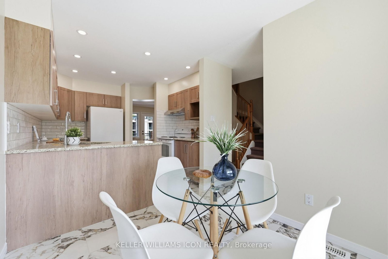 43 Thornbury Crescent • Ottawa, ON photo 8