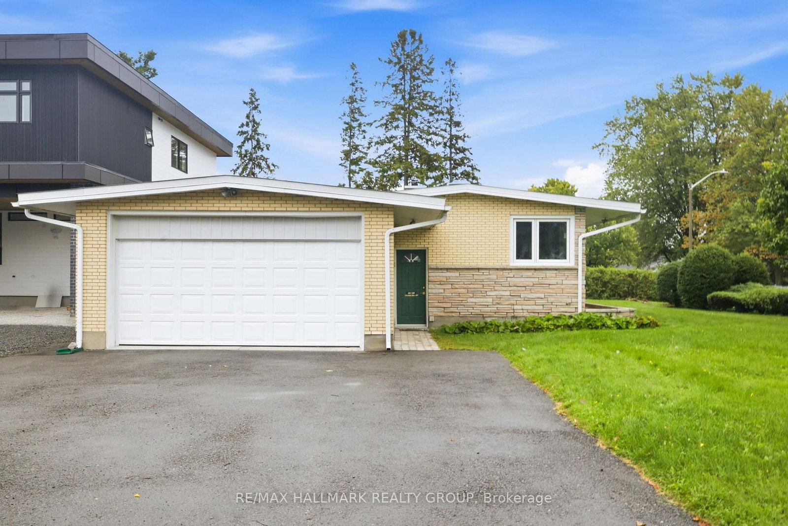 855 Mountainview Avenue • Ottawa, ON photo 2