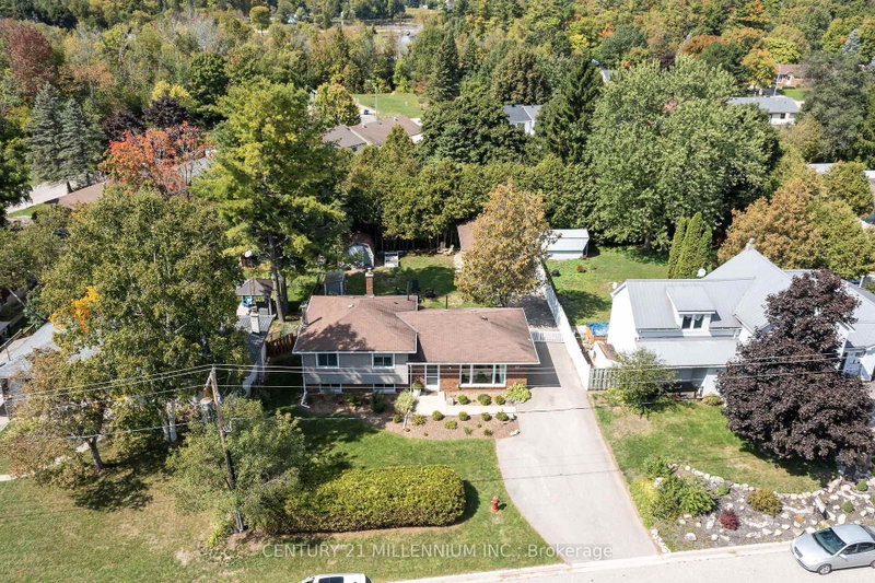 27 Dundas Street W
