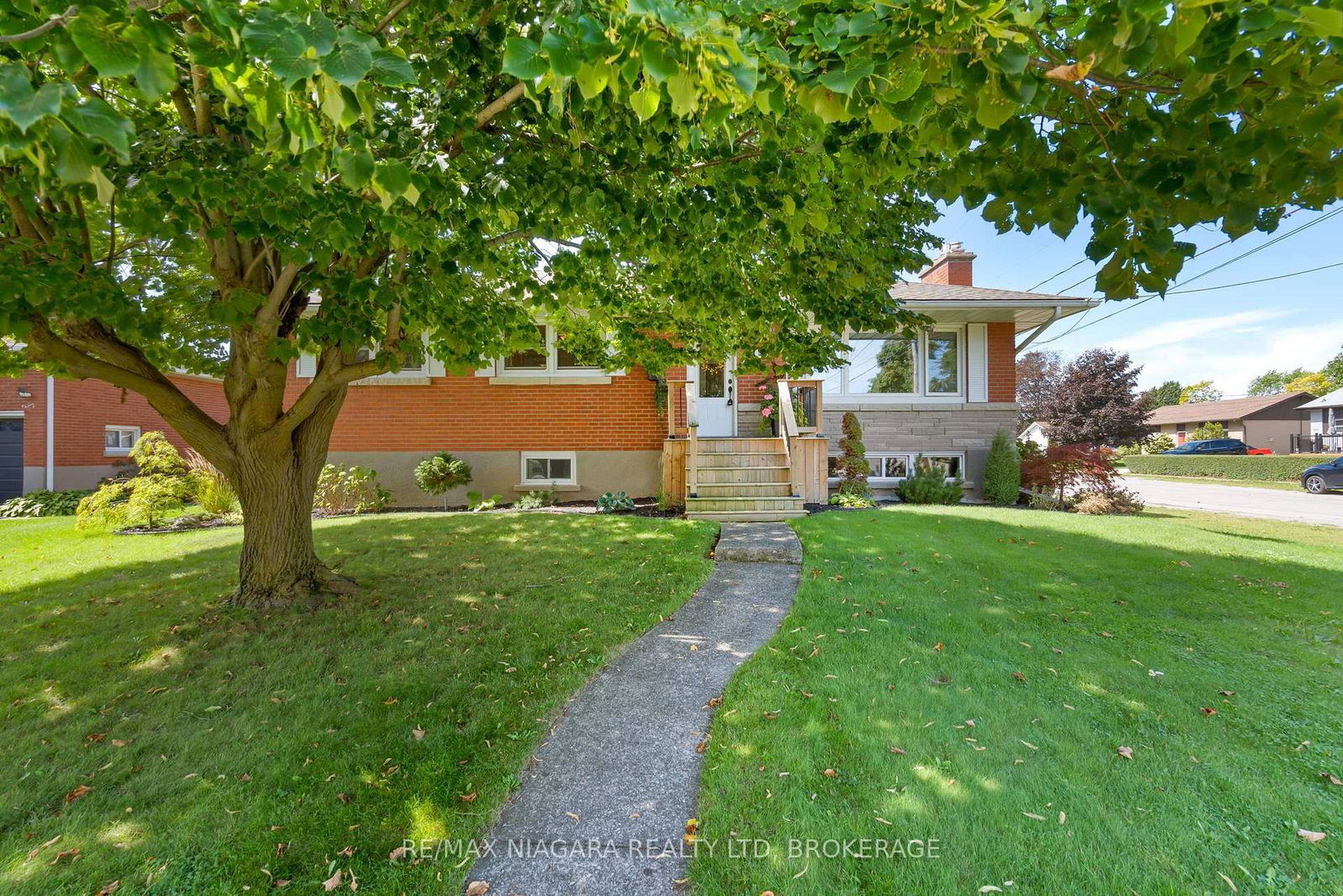 182 Rosemount Avenue • Port Colborne, ON photo 2
