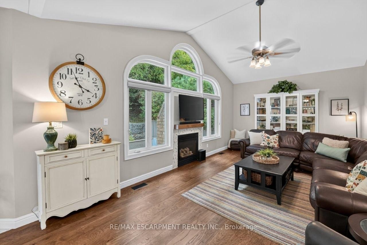 126 Dorchester Drive • Grimsby, ON photo 12