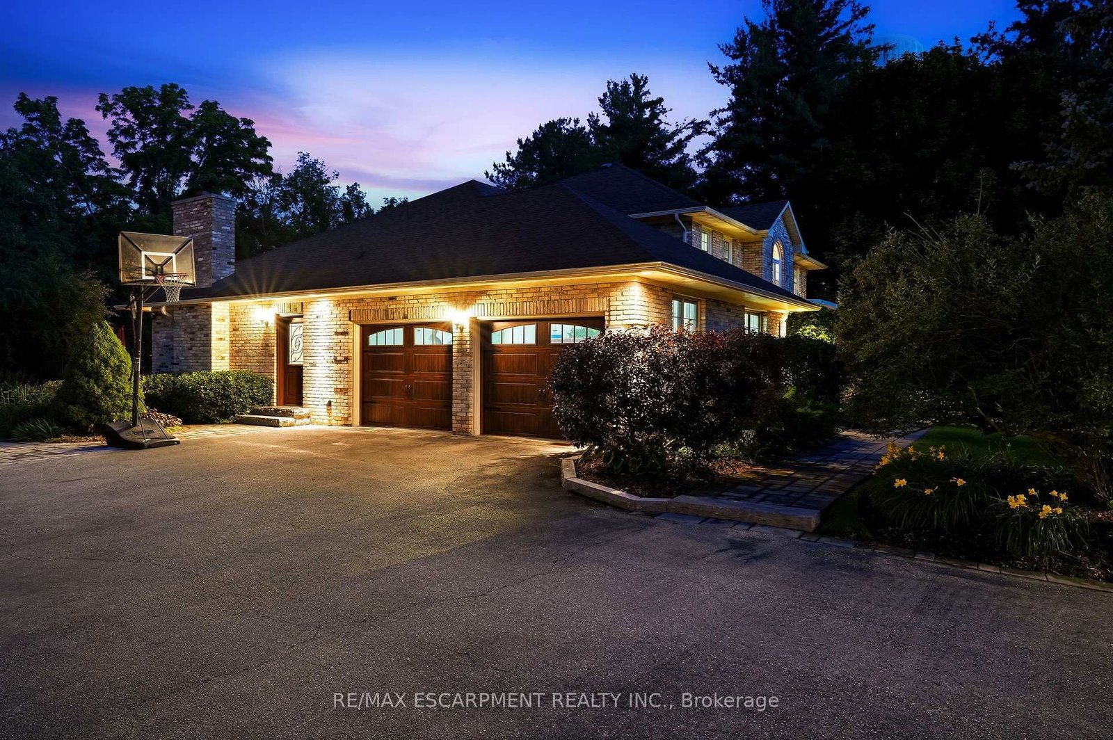 48 Woodend Drive • Hamilton, ON photo 3
