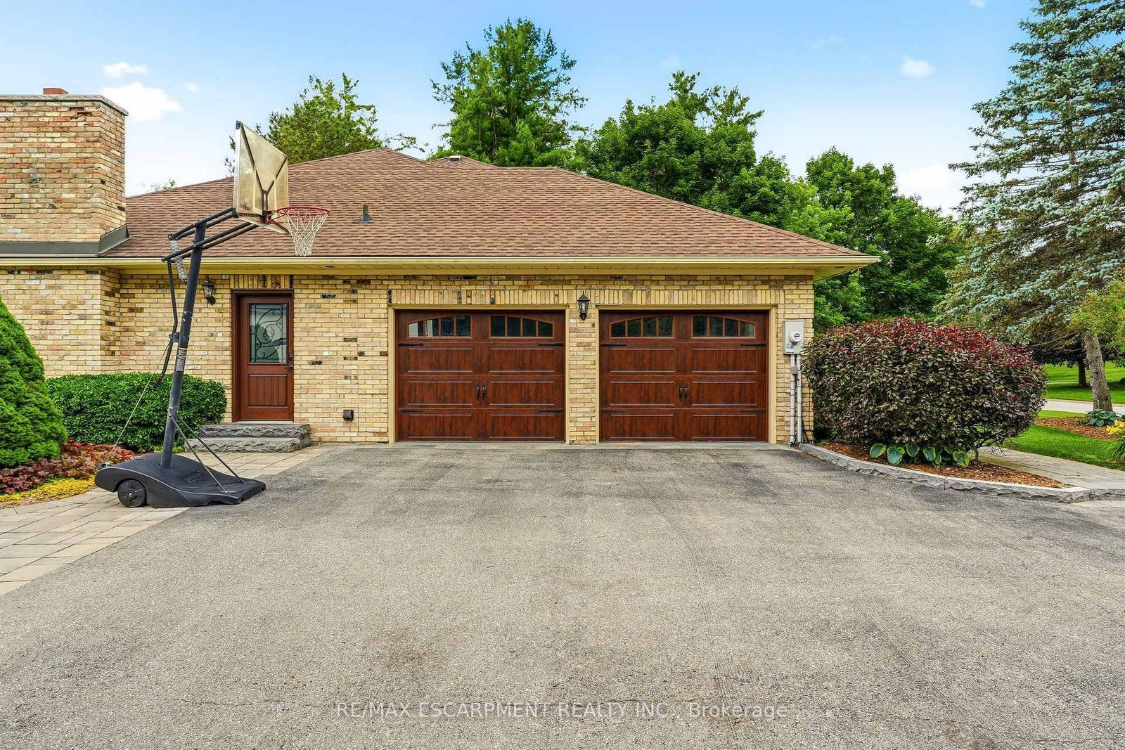 48 Woodend Drive • Hamilton, ON photo 6