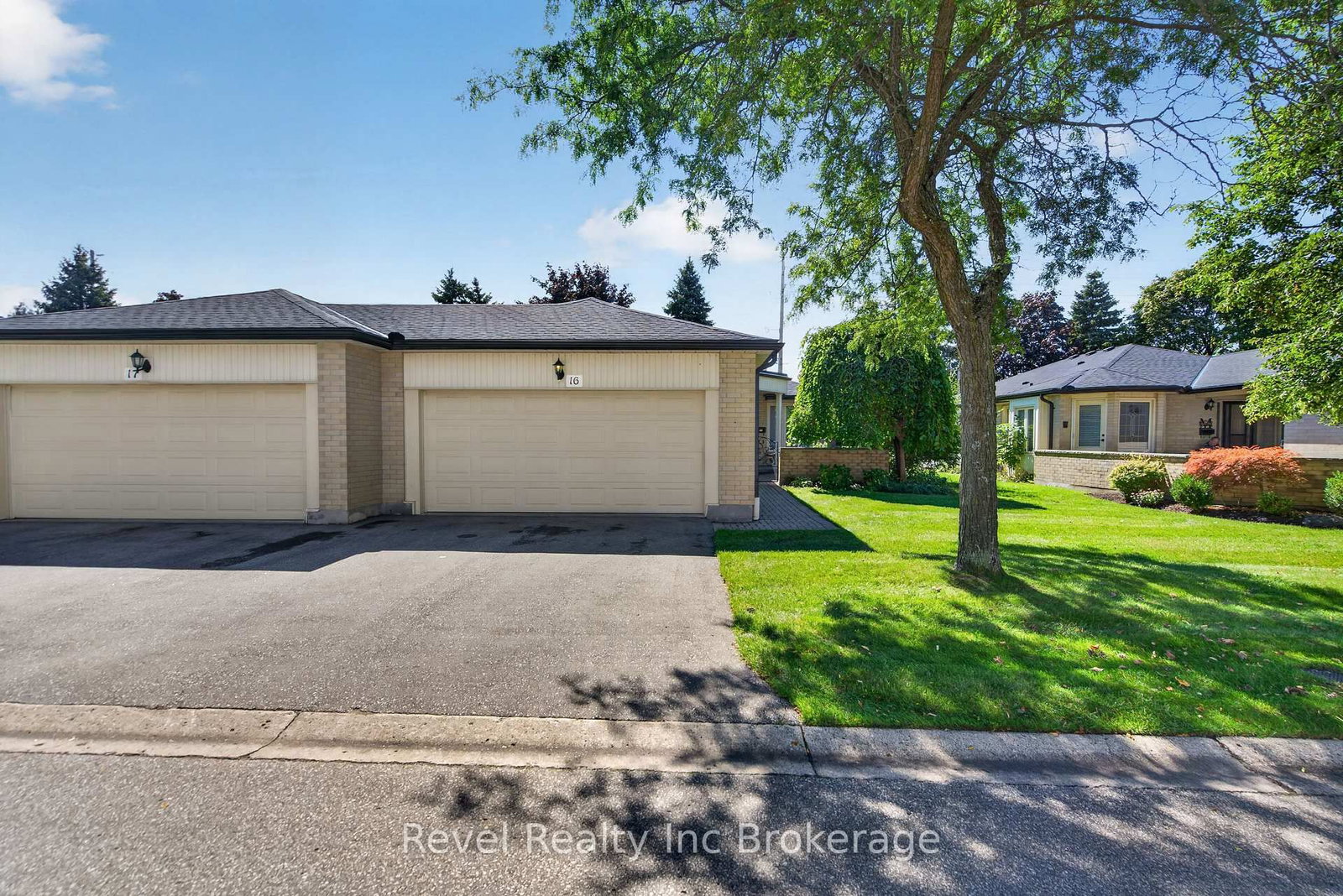 16 - 163 Pine Valley Drive, London South