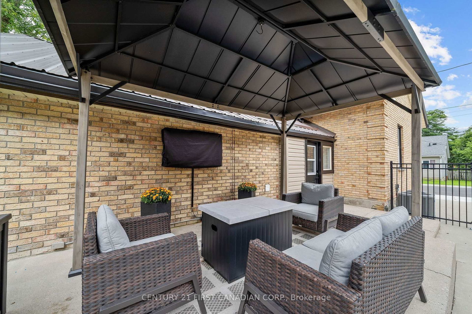 201 Water Street • Lucan Biddulph, ON photo 5