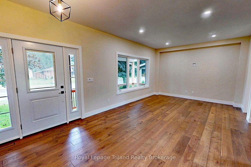 276 Main Street W