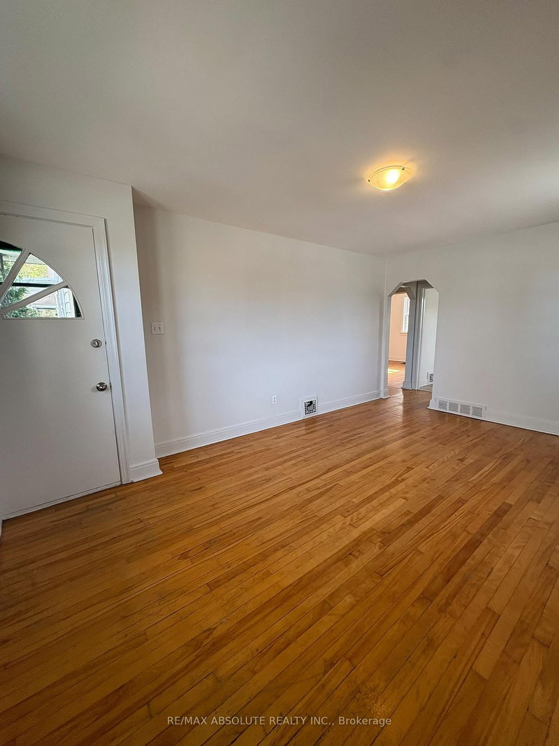 2 Holland Ave photo 4