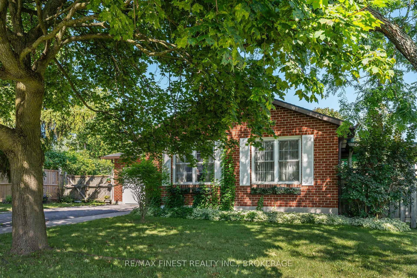 105 Grenadier Drive • Kingston, ON photo 2
