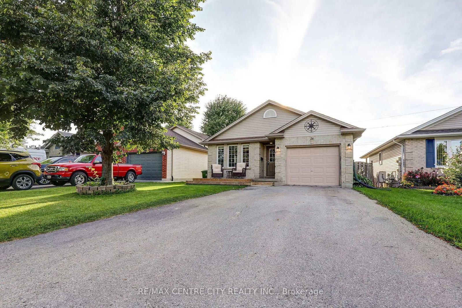 26 Glenview Court • St. Thomas, ON photo 1