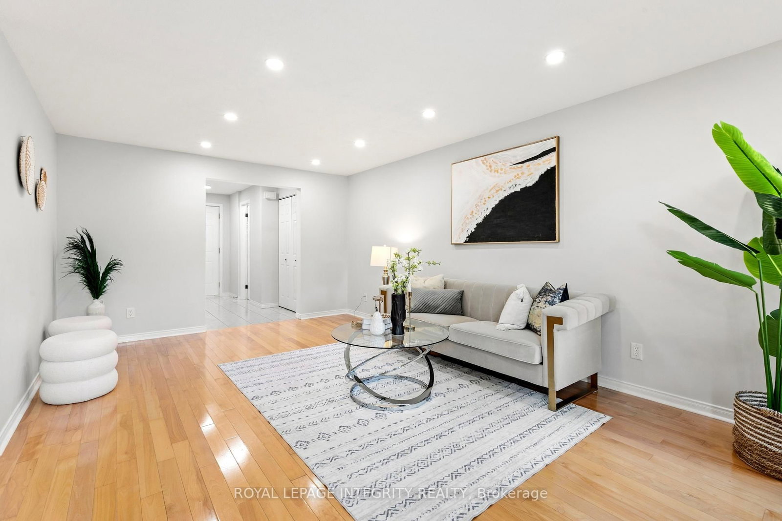 1736 SUMMERLANDS Crescent • Ottawa, ON photo 4