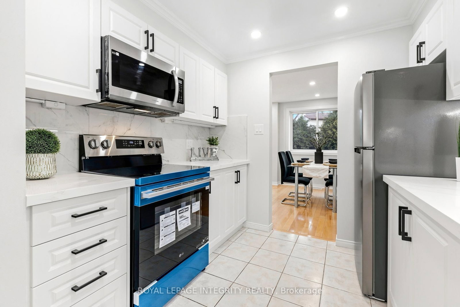 1736 SUMMERLANDS Crescent • Ottawa, ON photo 9