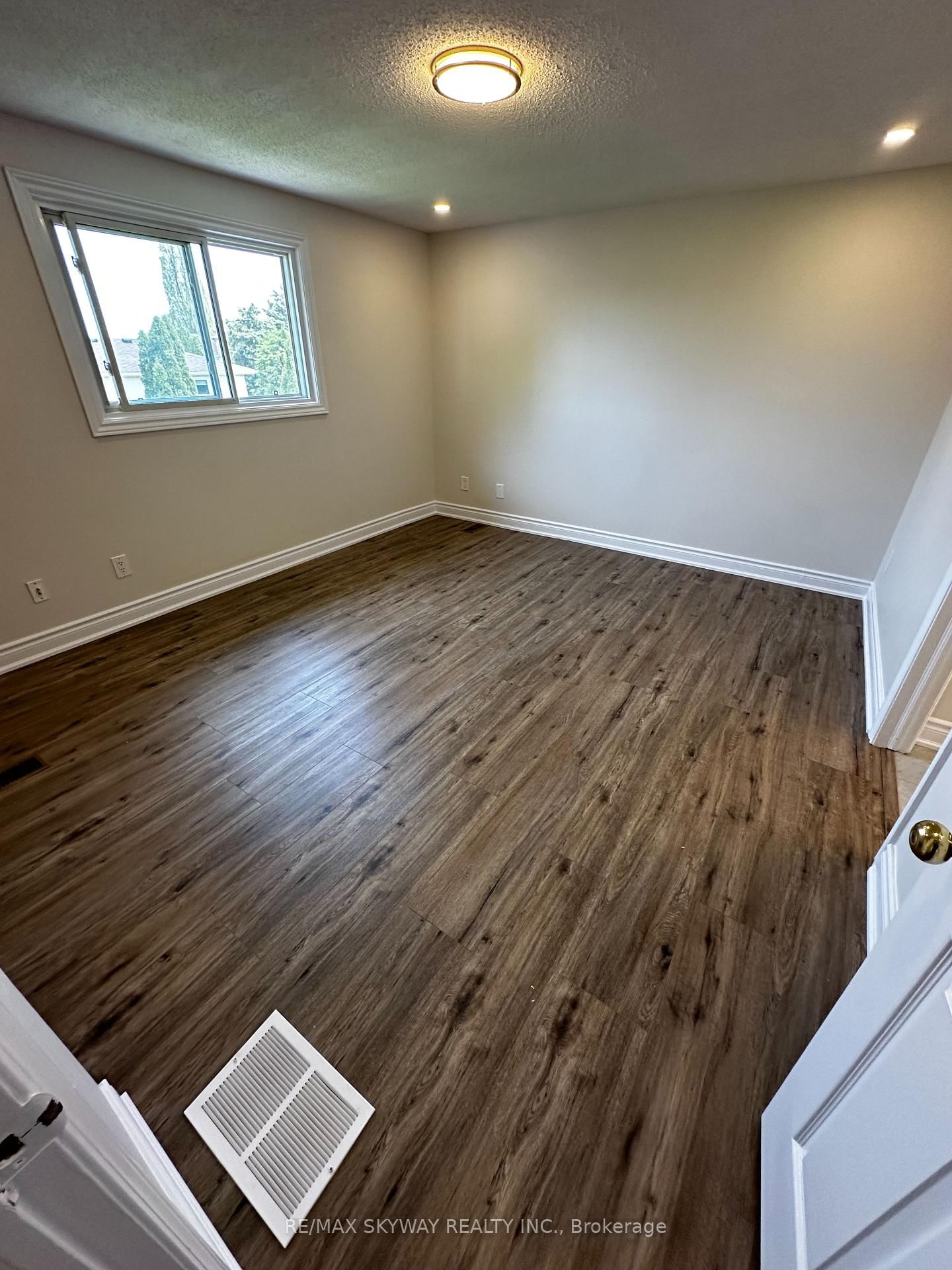 UPPER - 535 Appledale Crescent, Waterloo 4