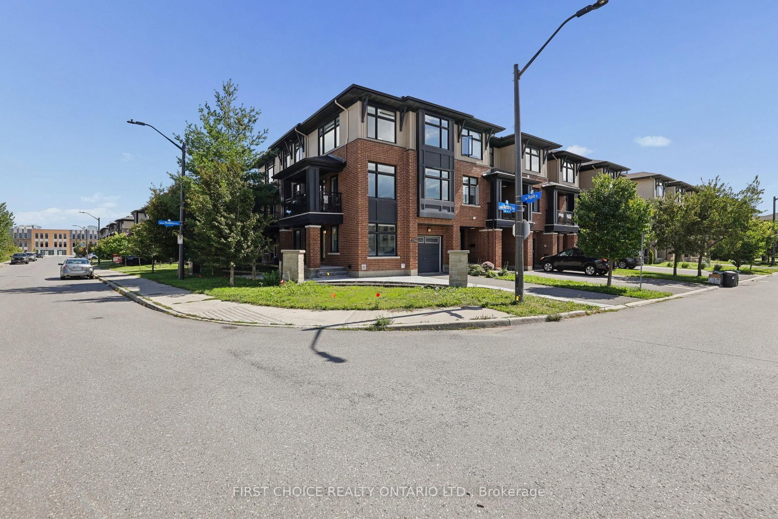 124 Nutting Crescent • Ottawa, ON photo 3
