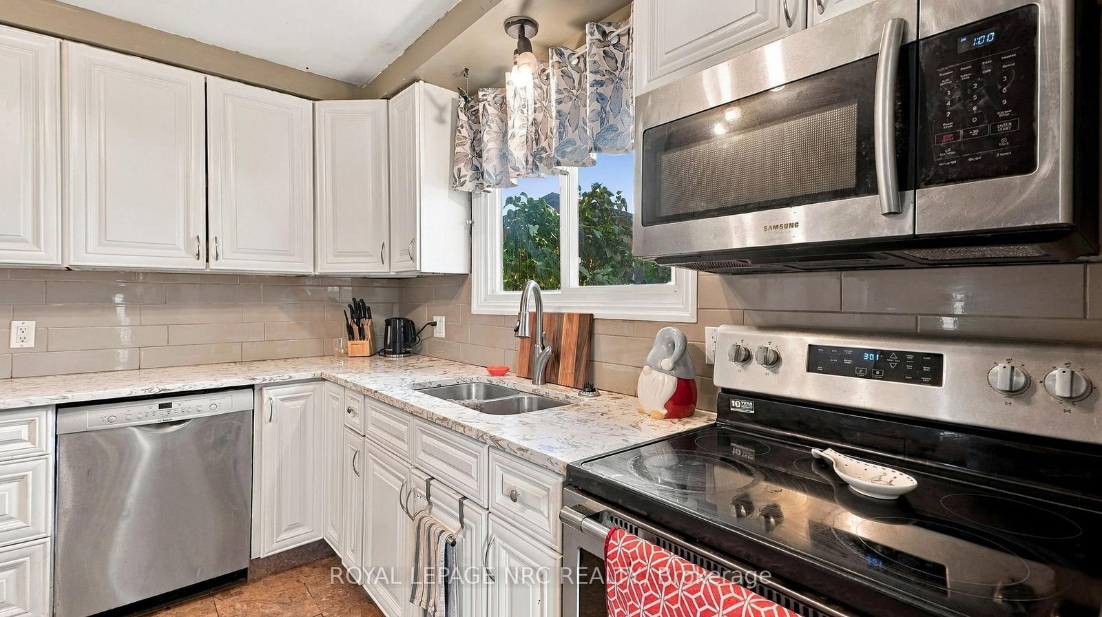 25 Sherwood Forest Trail • Welland, ON photo 14