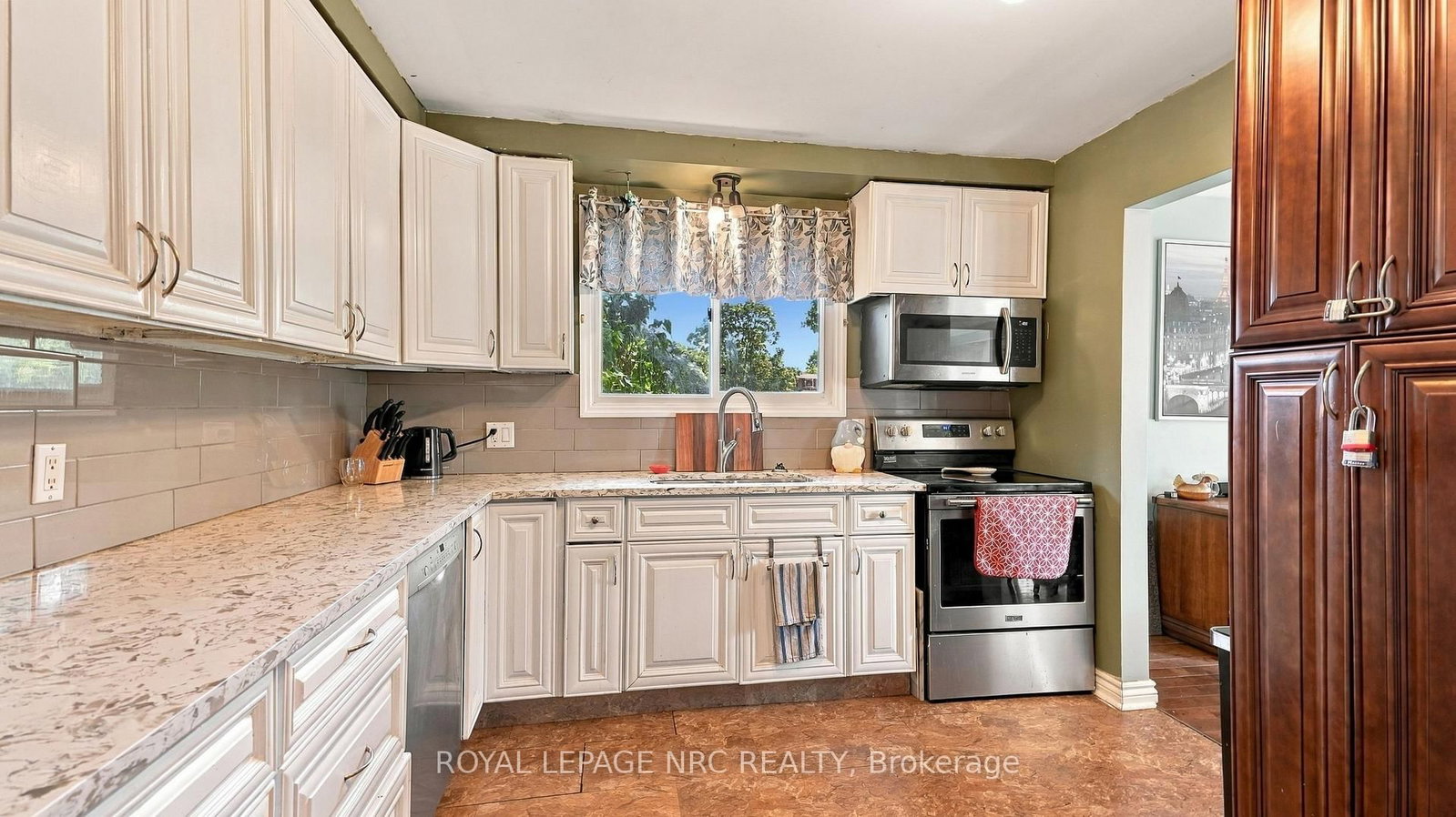 25 Sherwood Forest Trail • Welland, ON photo 15