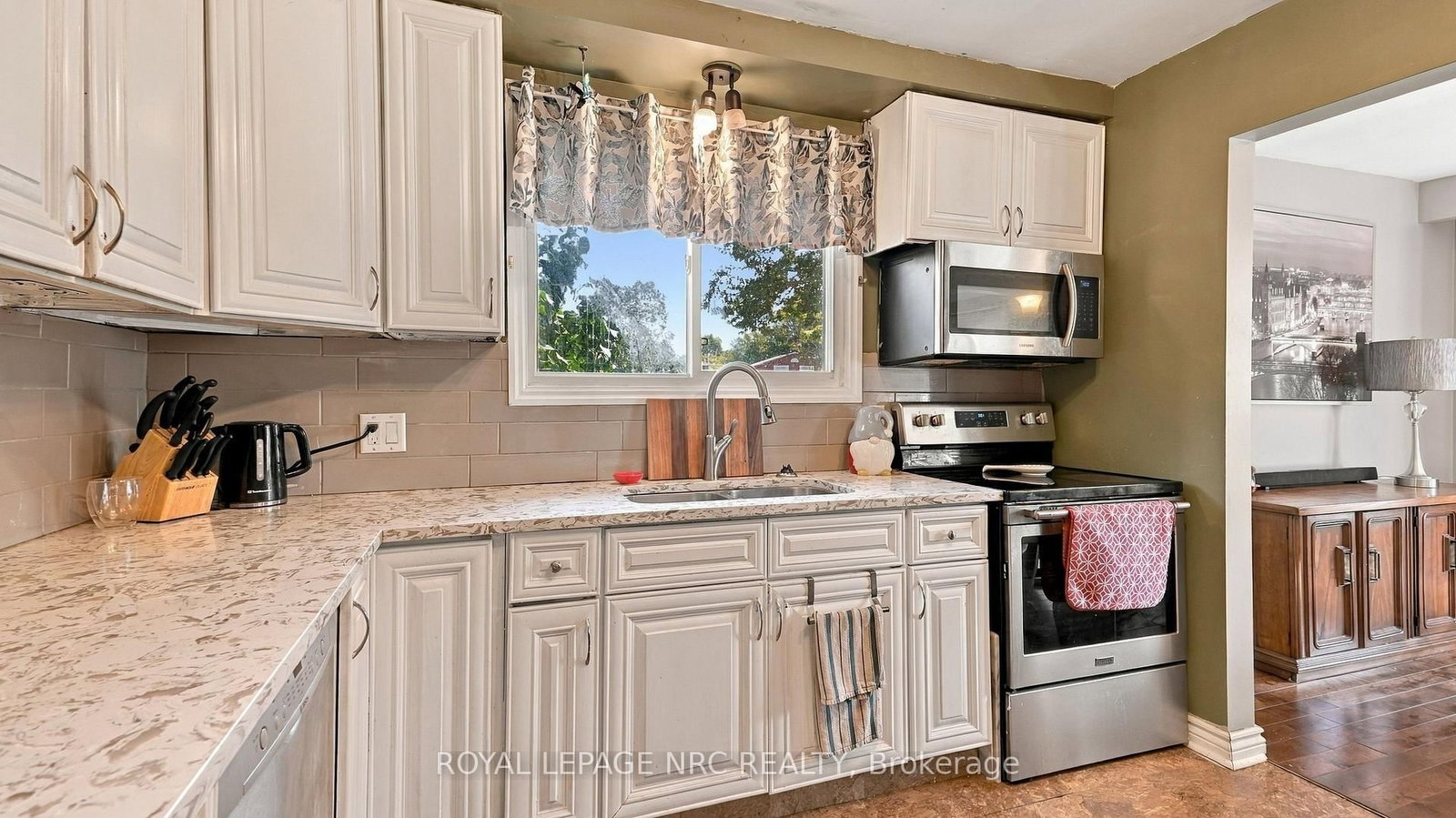 25 Sherwood Forest Trail • Welland, ON photo 16