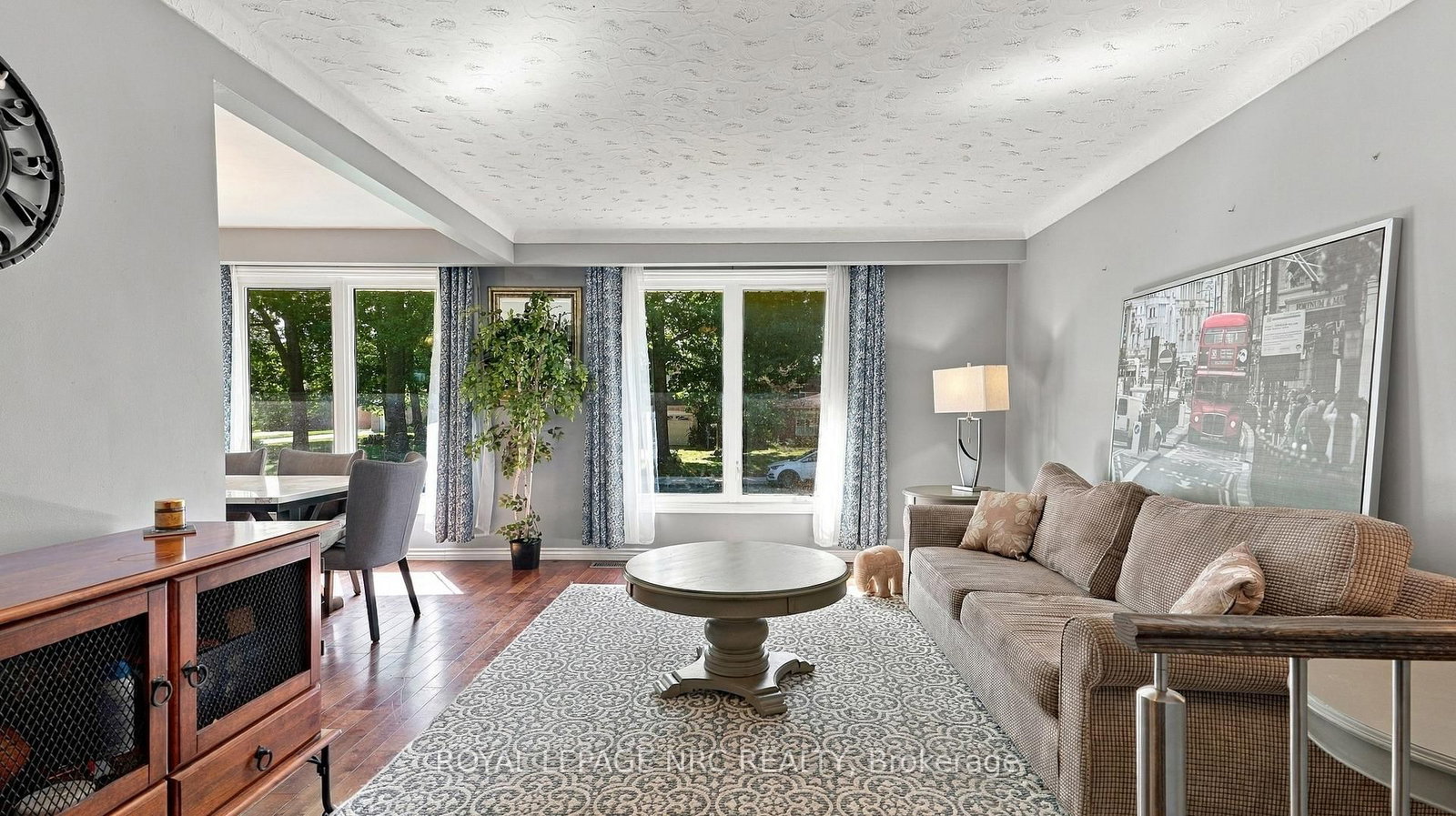 25 Sherwood Forest Trail • Welland, ON photo 6