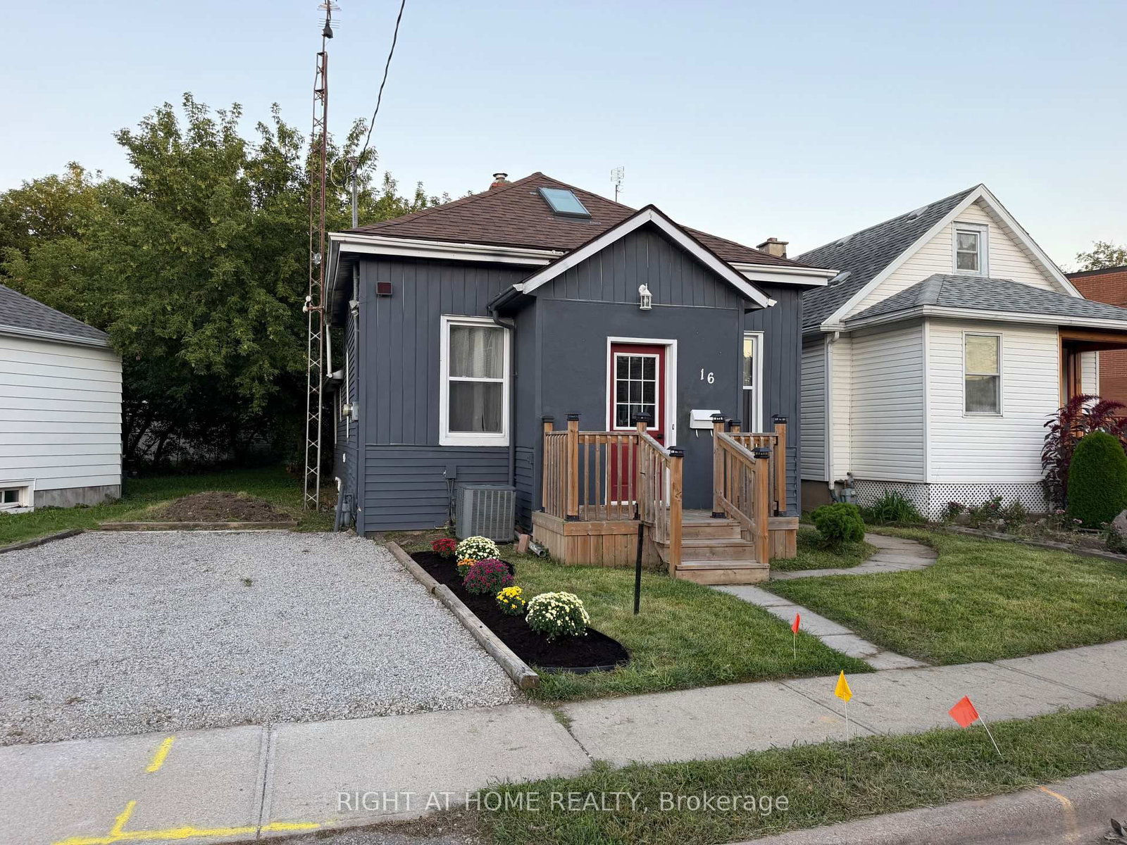 Detached House for sale at 16 East Street, St. Catharines, Ontario, L2R 3Y8 - E. Chester - MLS: X13775868