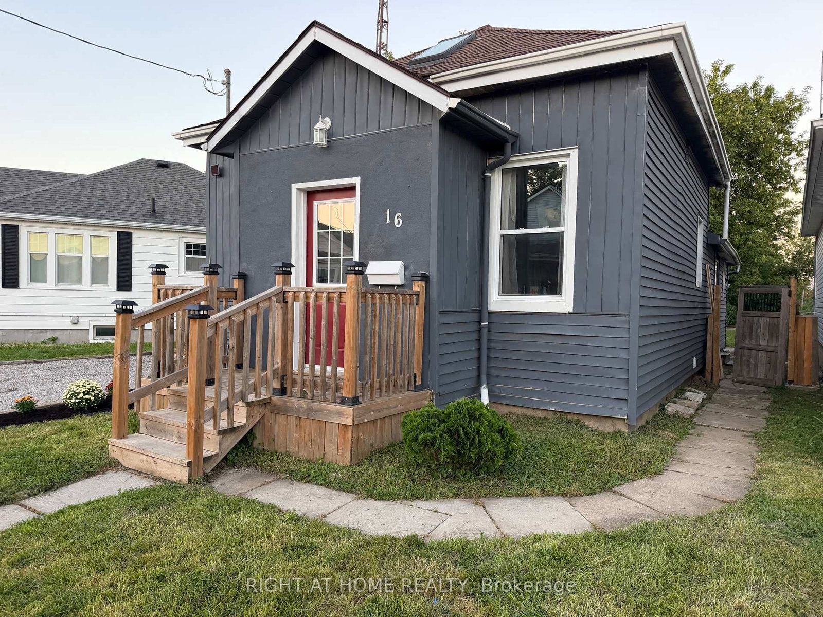 Detached House for sale at 16 East Street, St. Catharines, Ontario, L2R 3Y8 - E. Chester - MLS: X13775868