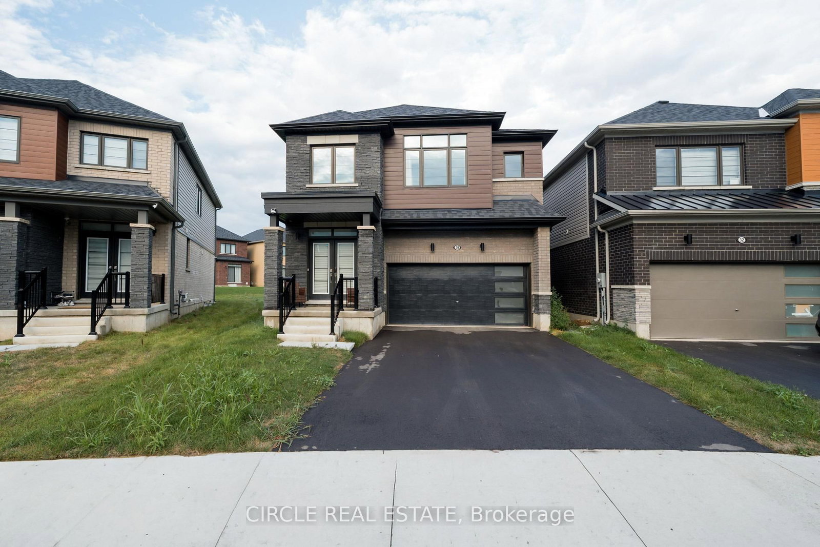 30 Heritage Way • Thorold, ON photo 2