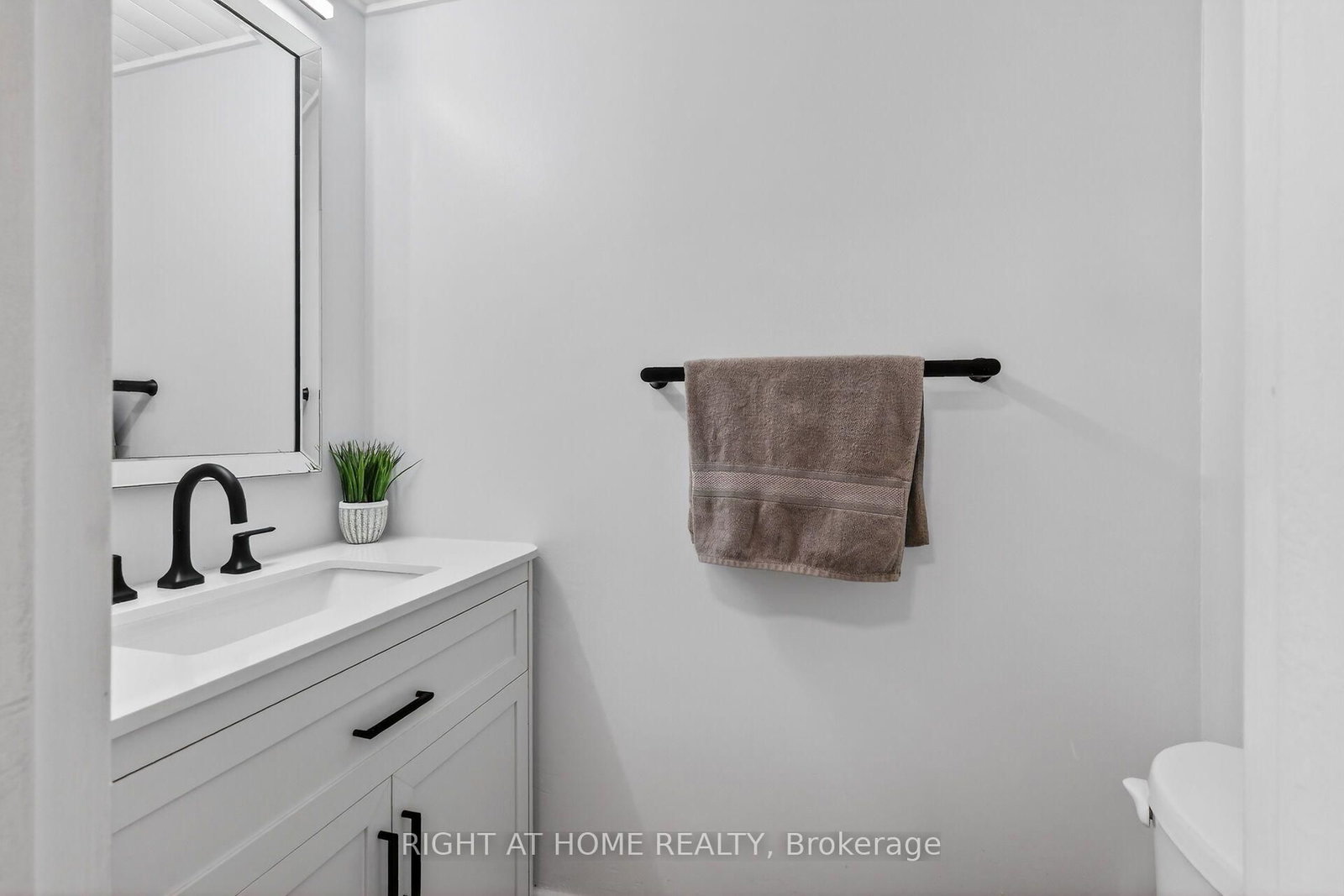 43 Crispin Private • Ottawa, ON photo 5