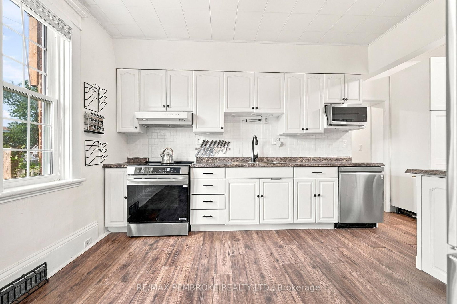 296 First Avenue N • Pembroke, ON photo 16