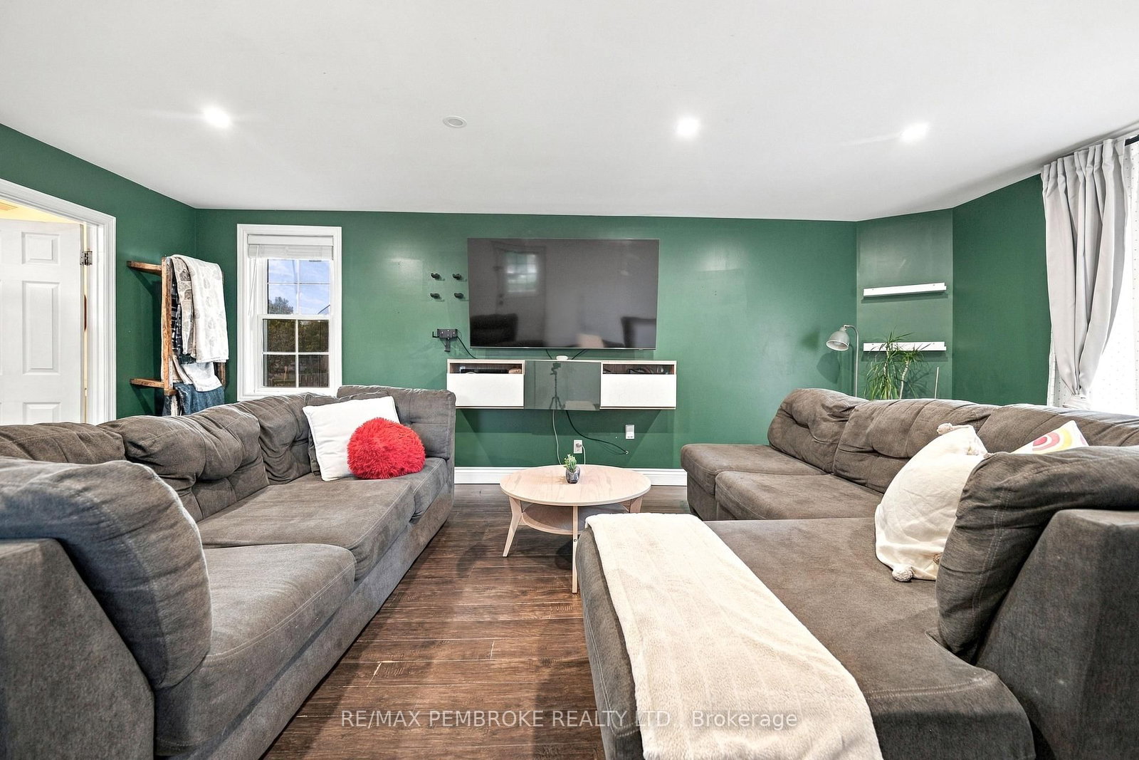 296 First Avenue N • Pembroke, ON photo 18