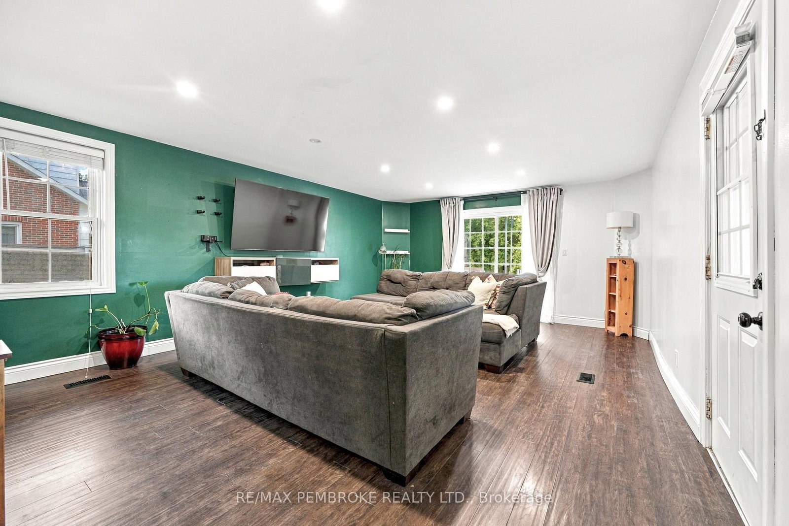 296 First Avenue N • Pembroke, ON photo 19