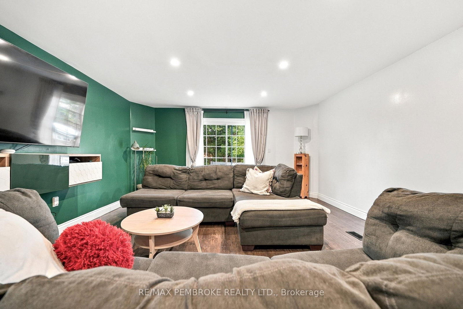 296 First Avenue N • Pembroke, ON photo 20