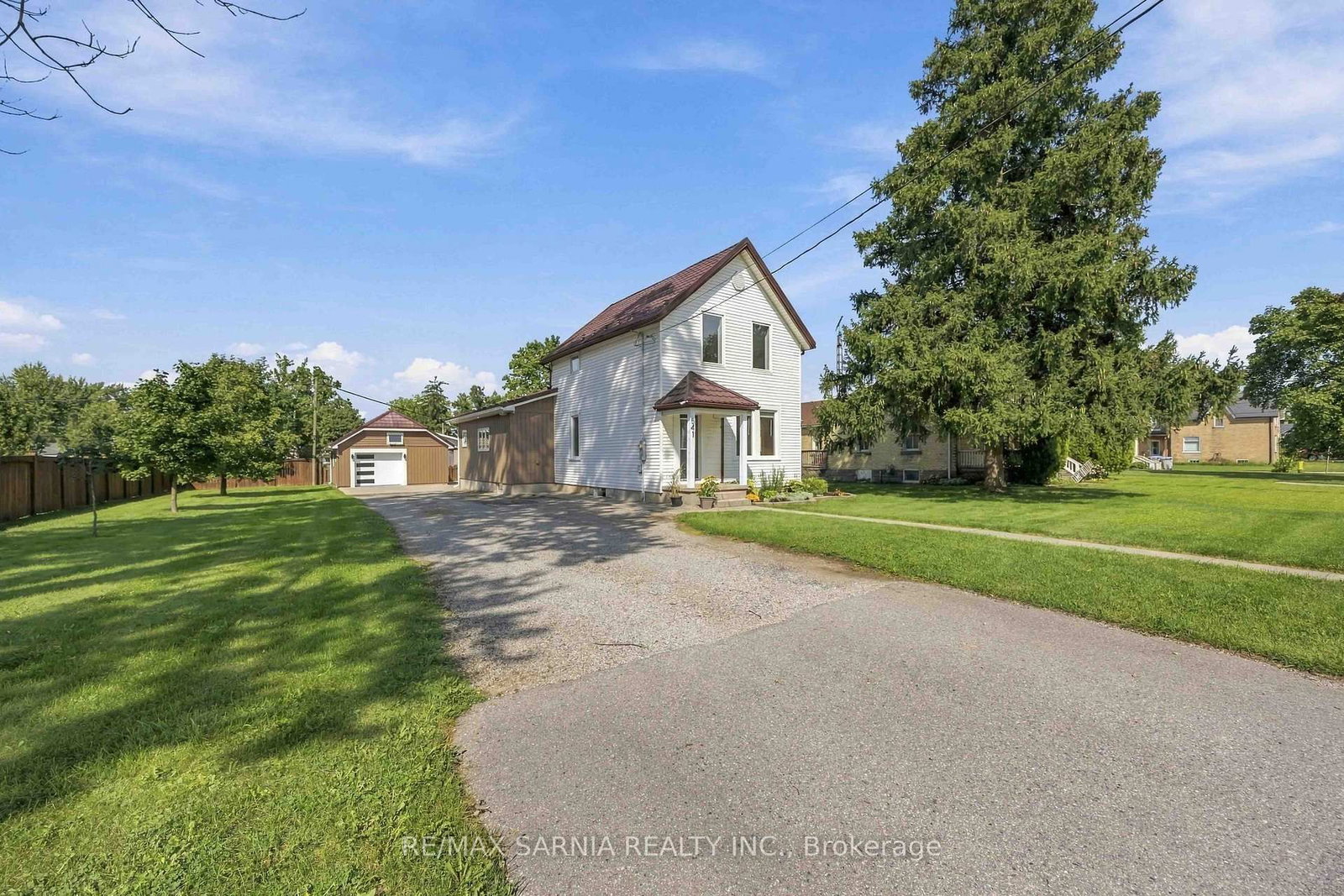 Detached House sold at 541 Erie Street, Warwick, Ontario, N0M 2S0 - Watford - MLS: X13777328