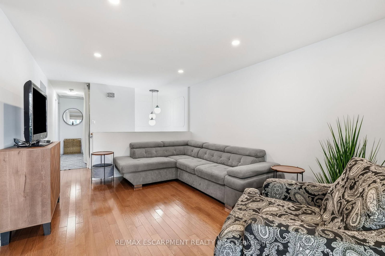 3 Glengrove Avenue • Grimsby, ON photo 5