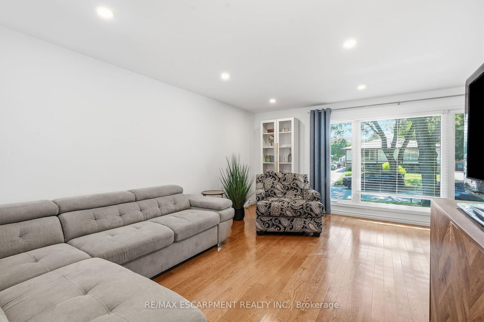 3 Glengrove Avenue • Grimsby, ON photo 6
