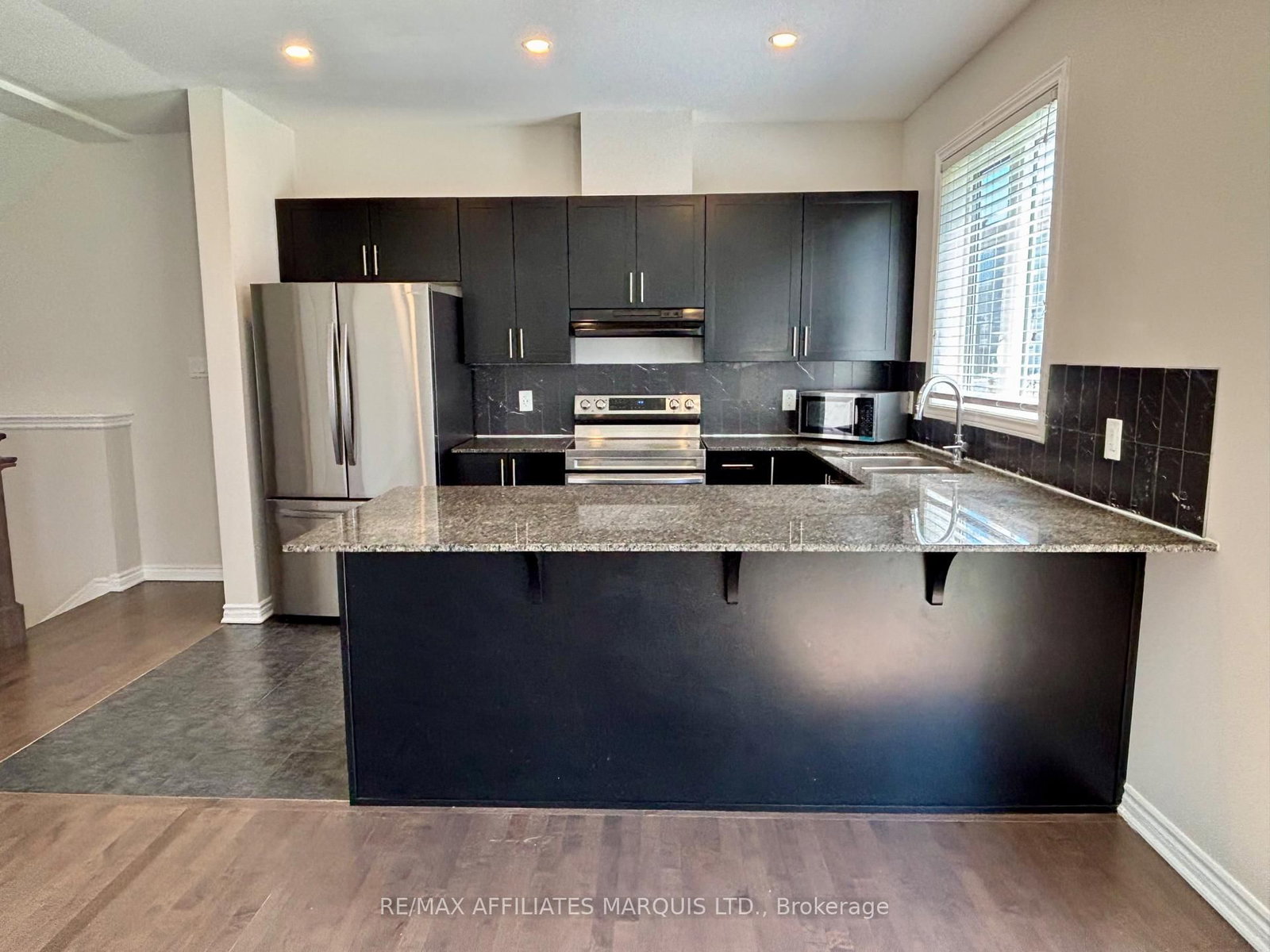 526 Sturnidae Street • Ottawa, ON photo 8
