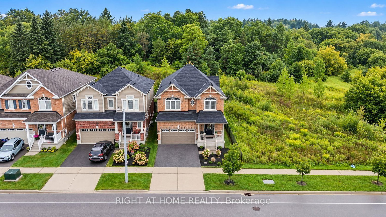 404 Equestrian Way • Cambridge, ON photo 2