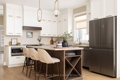 2 Leeds Court • Bracebridge, ON photo 2