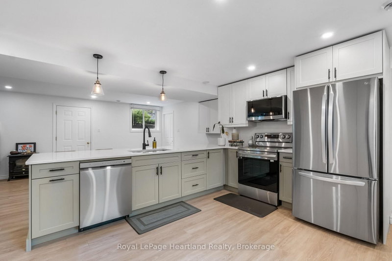 2 - 43 RAGLAN Street E