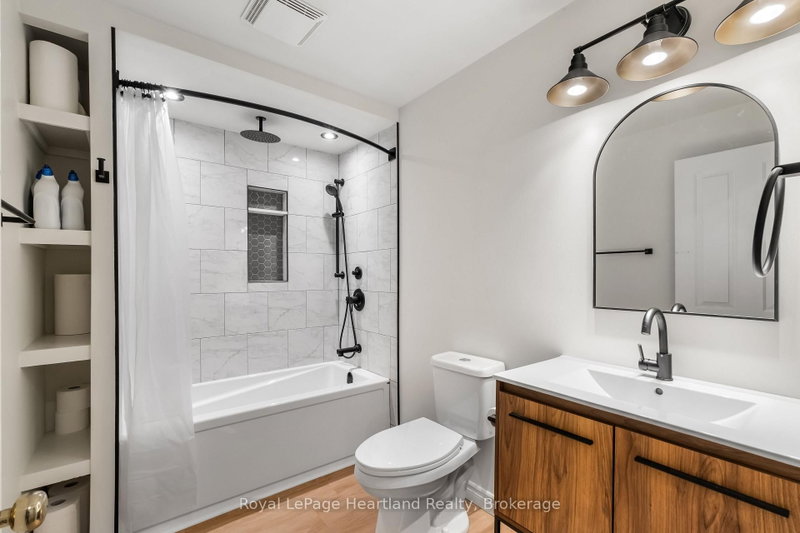 2 - 43 RAGLAN Street E