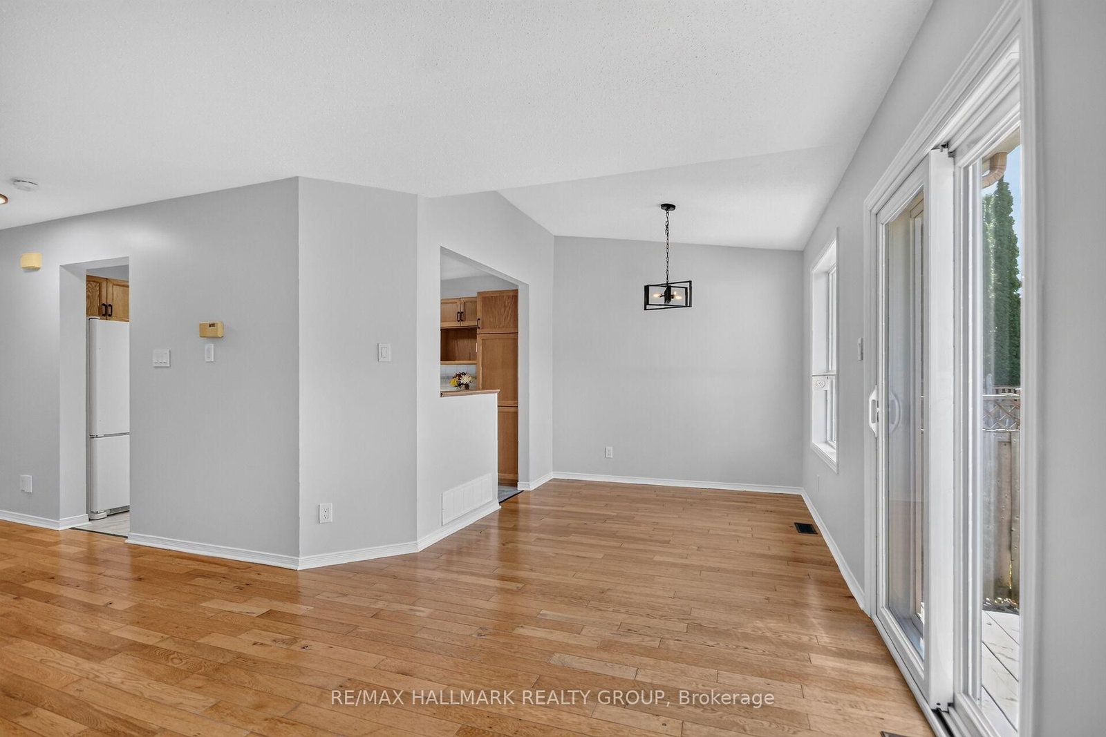 82 Whalings Circle • Stittsville, ON photo 11