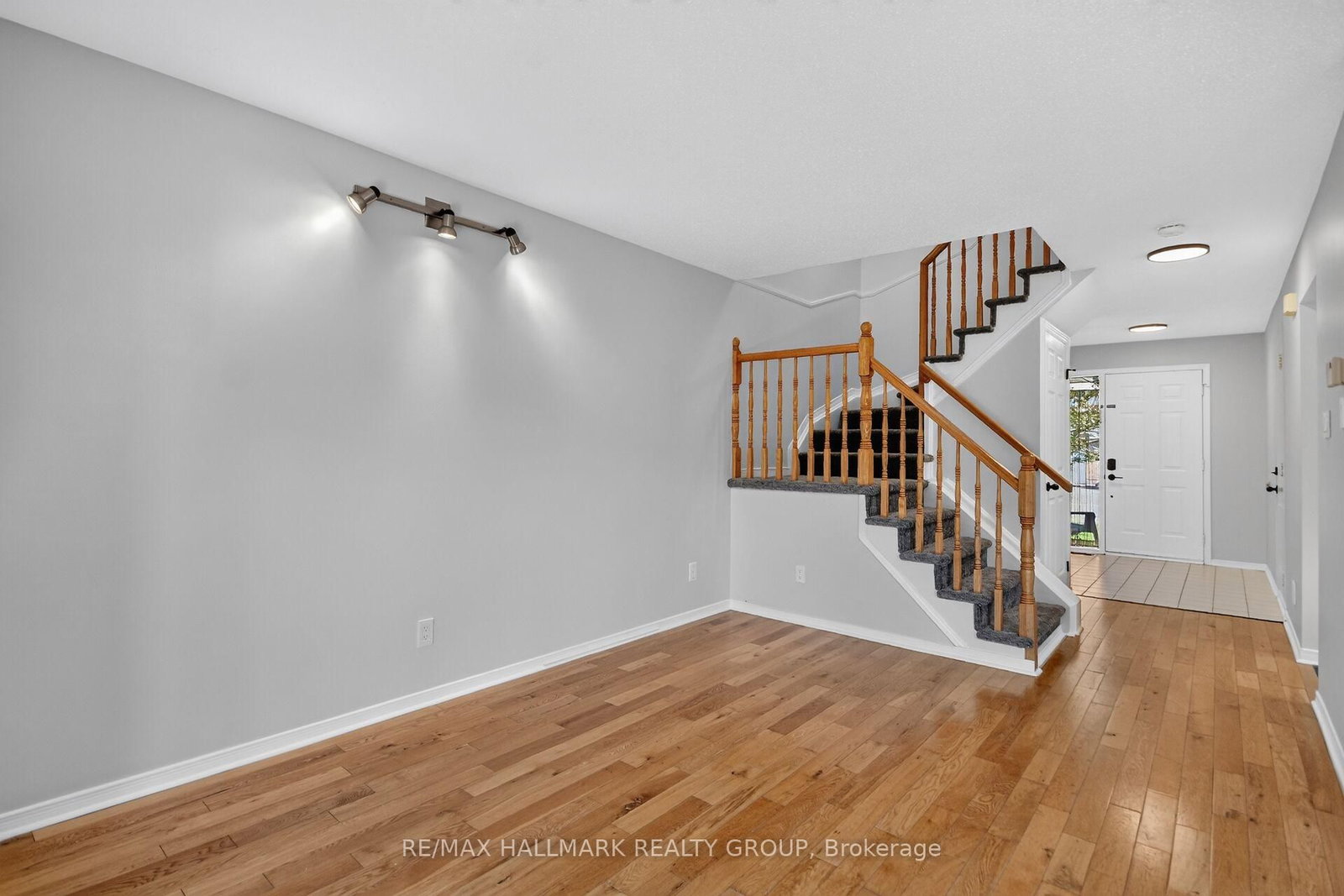 82 Whalings Circle • Stittsville, ON photo 6