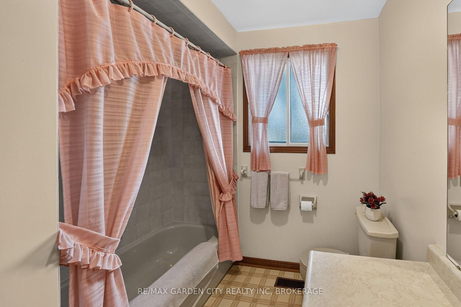 Detached House for sale at 67 College Park Drive, Welland, Ontario, L3C 6Z7 - N. Welland - MLS: X13778564