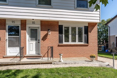 93 Kemp Crescent • Stratford, ON photo 3