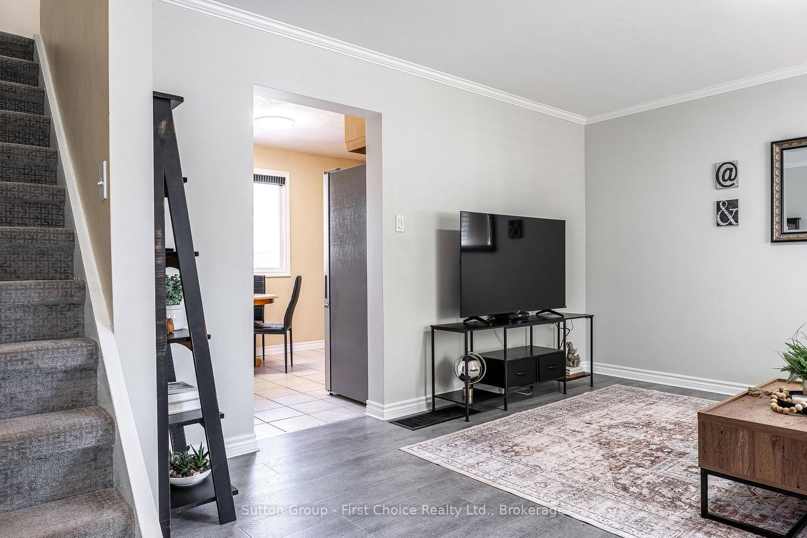 93 Kemp Crescent • Stratford, ON photo 4