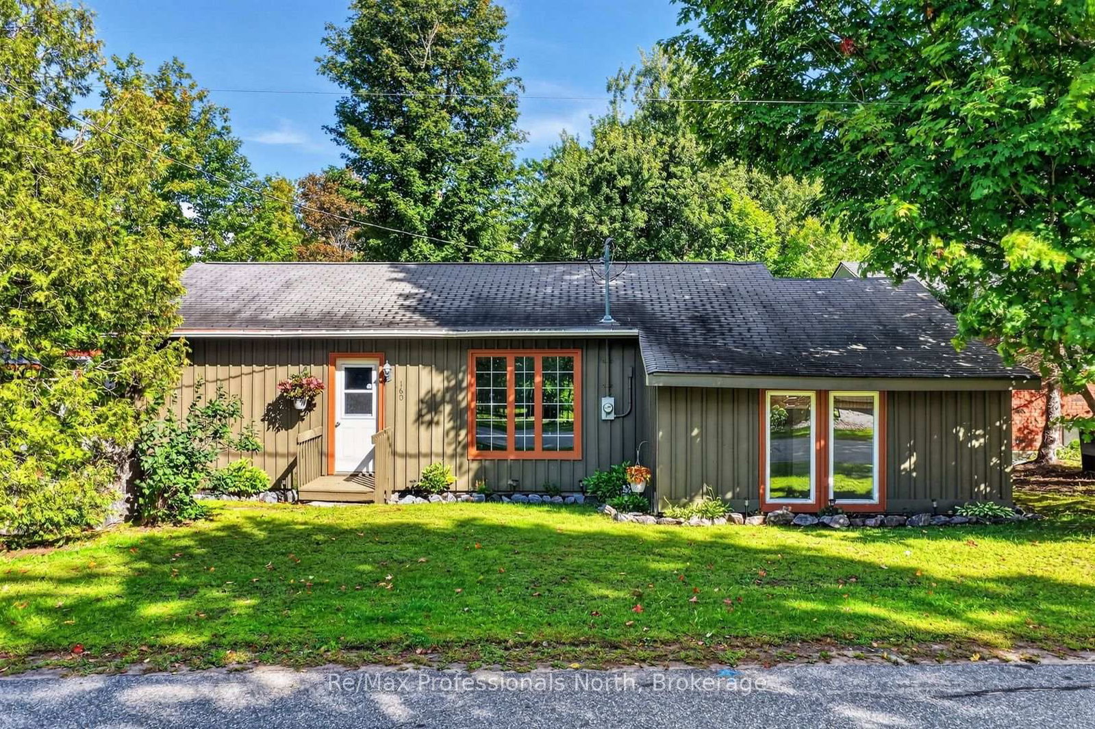 Detached House for sale at 160 Isaac Street, Gravenhurst, Ontario, P1P 1G2 - Muskoka (S) - MLS: X13778762