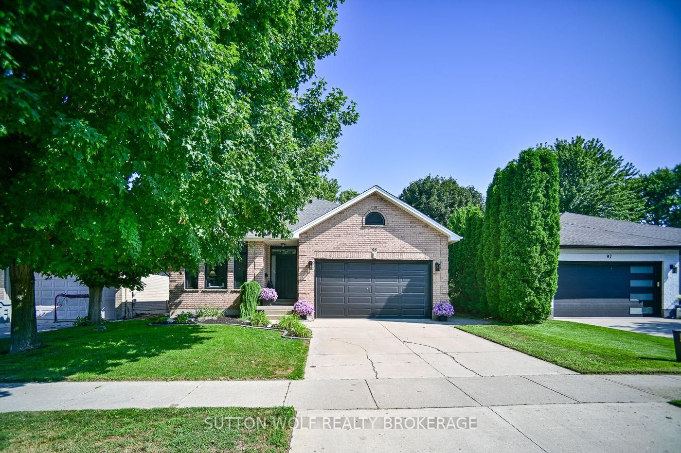 Detached House for sale at 95 Middlesex Drive, Strathroy-Caradoc, Ontario, N7G 4G5 - NE - MLS: X13779006