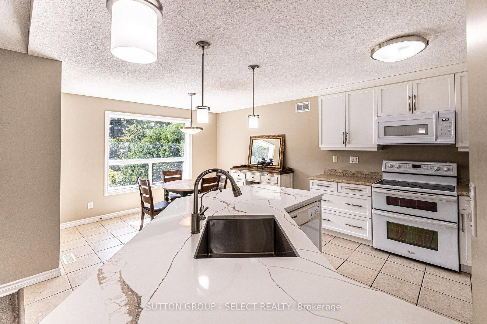 24 Brooker Trail • Thames Centre, ON photo 15