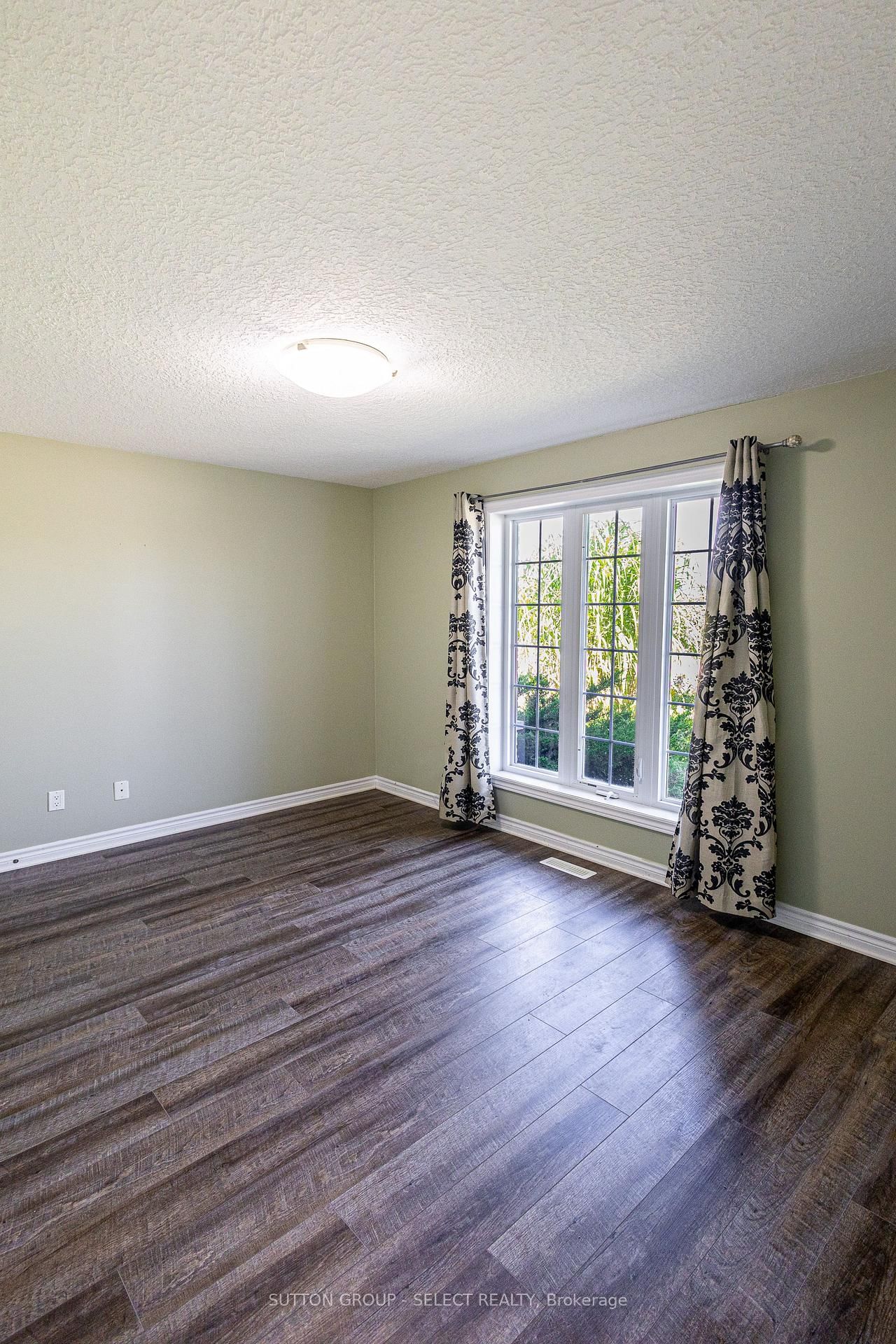 24 Brooker Trail • Thames Centre, ON photo 8