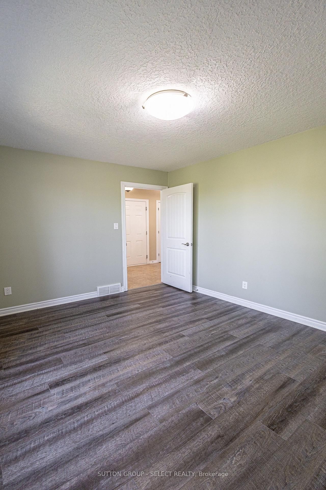 24 Brooker Trail • Thames Centre, ON photo 9