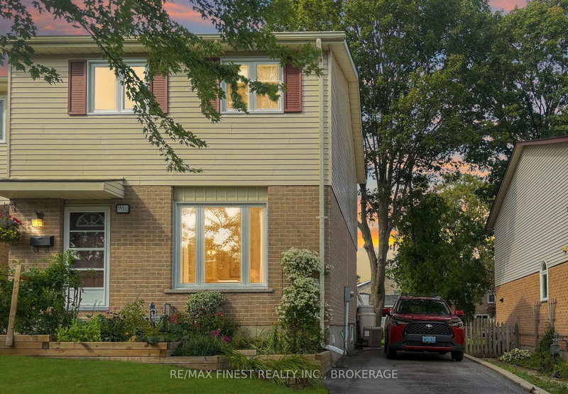 906 Purcell Crescent