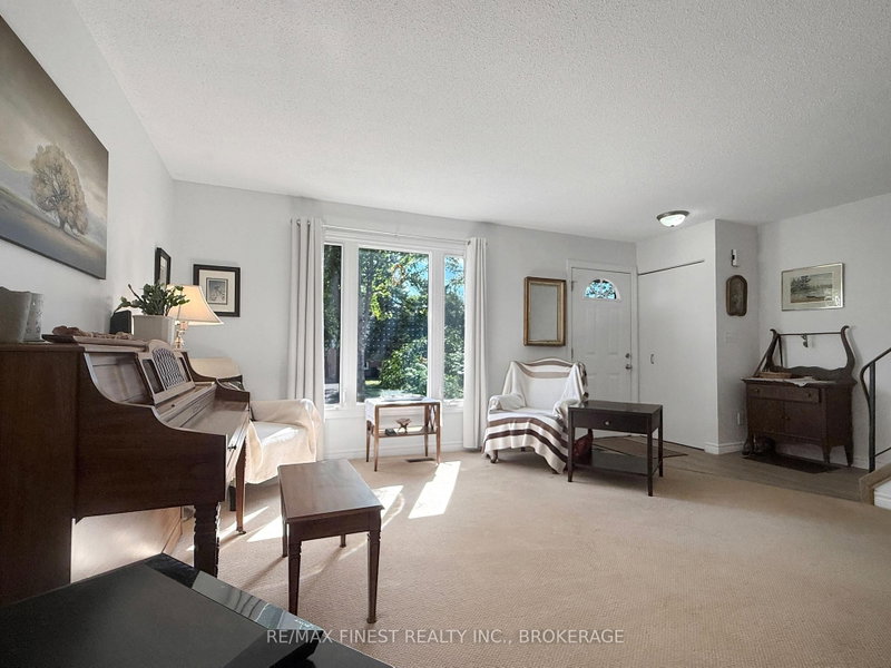 906 Purcell Cres photo 4